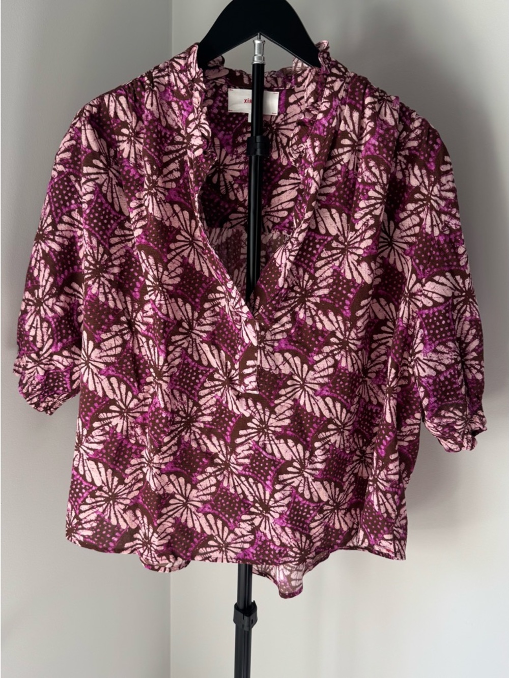 Xirena Floral Print V-Neck Women’s Blouse in Pink and Brown - Picture 2 of 10